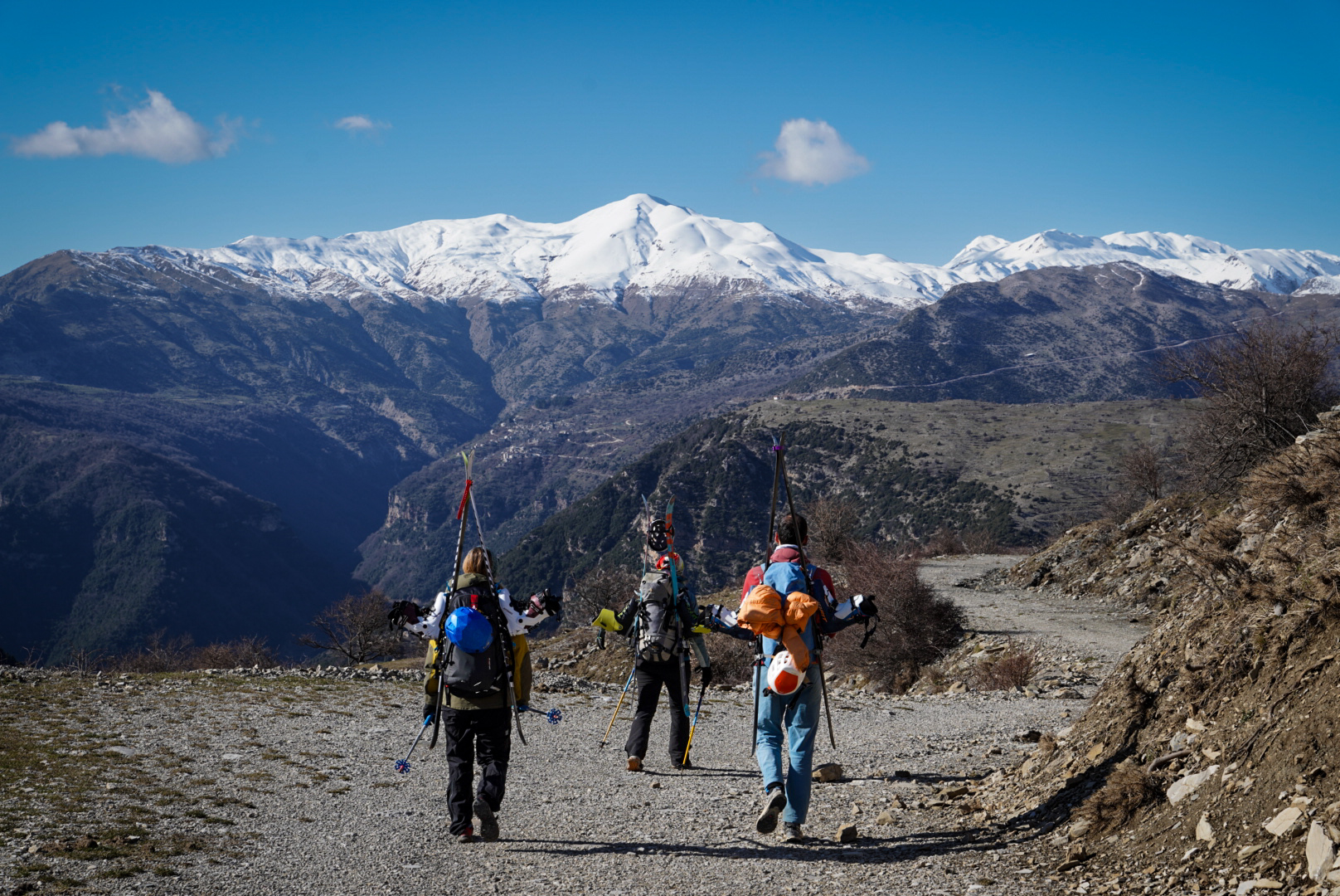 Marche sur sentier de montagne, tzoumerka — secteur theodoriana, lors d’une itinérance à ski en Grèce.